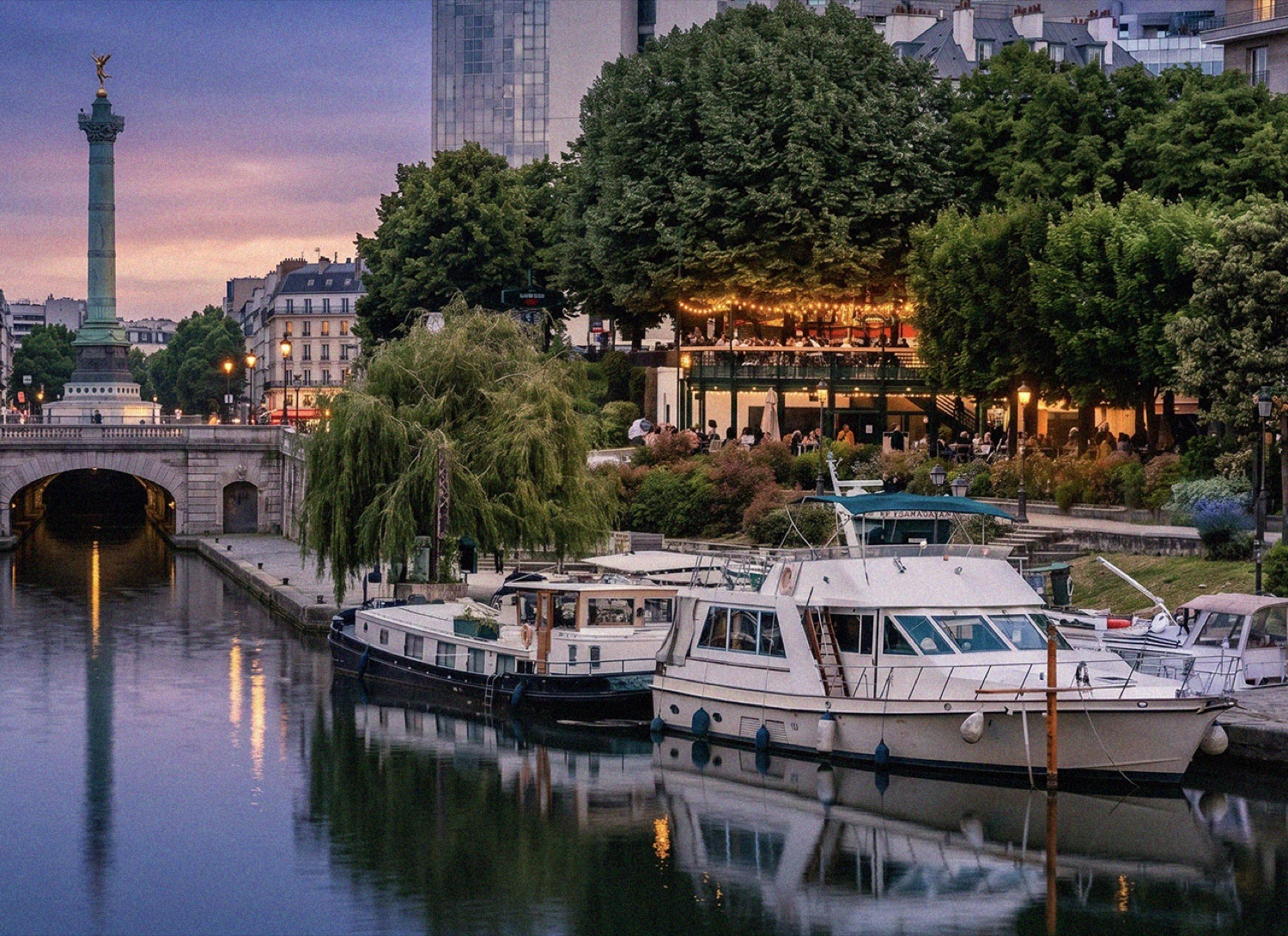Chez Mylène au bord du bassin de l'Arsenal, à la tombée du soir
